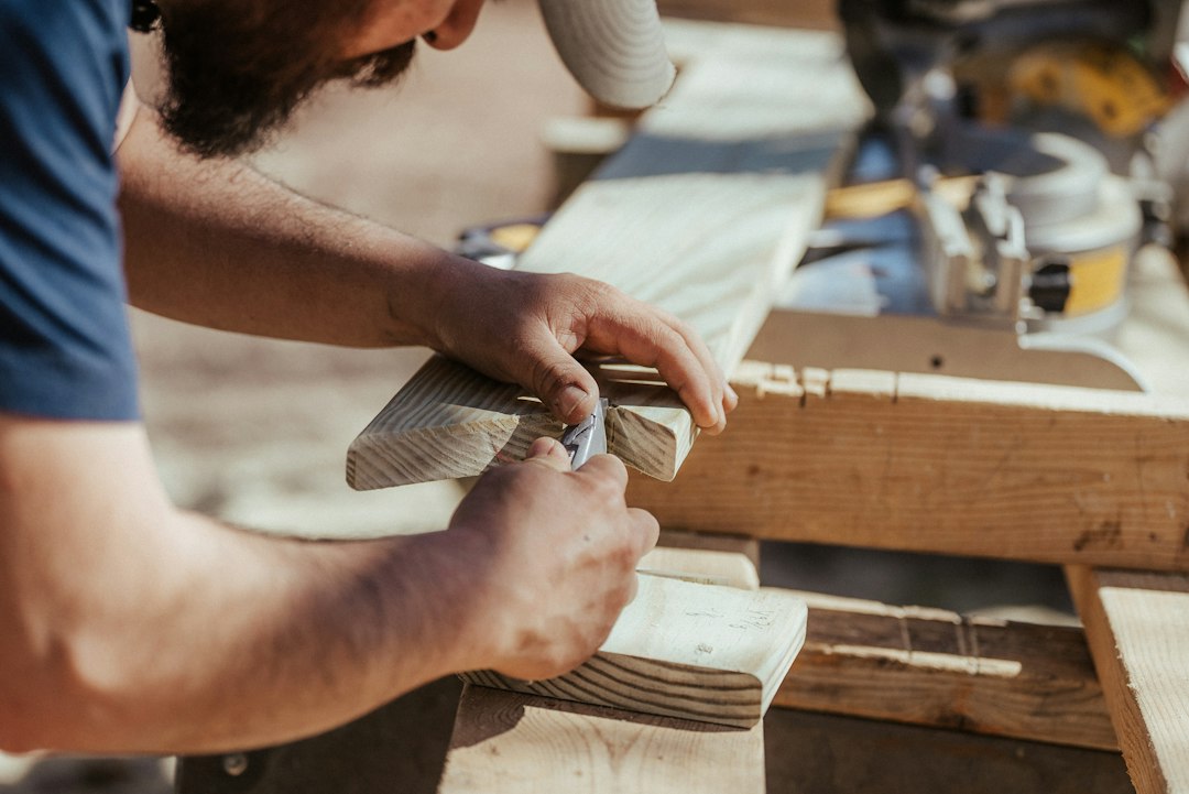 Carpintero trabajando una pieza de madera en el taller